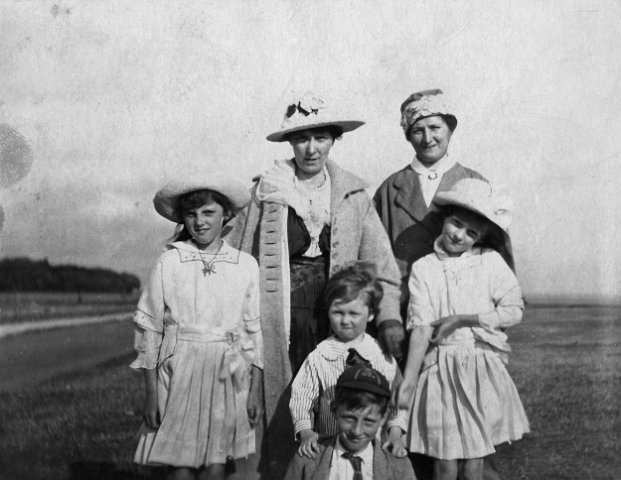 Mary, Adelia, Gerald, Arthur - Winnie +1 Summer 1917.jpg